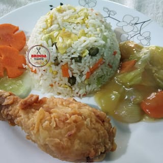 ফ্রাইড রাইস, চাইনিজ ভেজিটেবলস, চিকেন কারি (২ পিস)
